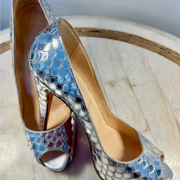 Christian Louboutin Silver Scaled Peep-Toe Heels, size 39 mint condition - Picture 4 of 10